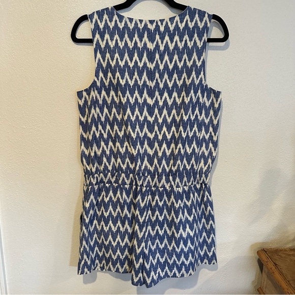 J. Crew Women’s Classic Blue and White Patterned Romper Size 2 - Picture 3 of 3